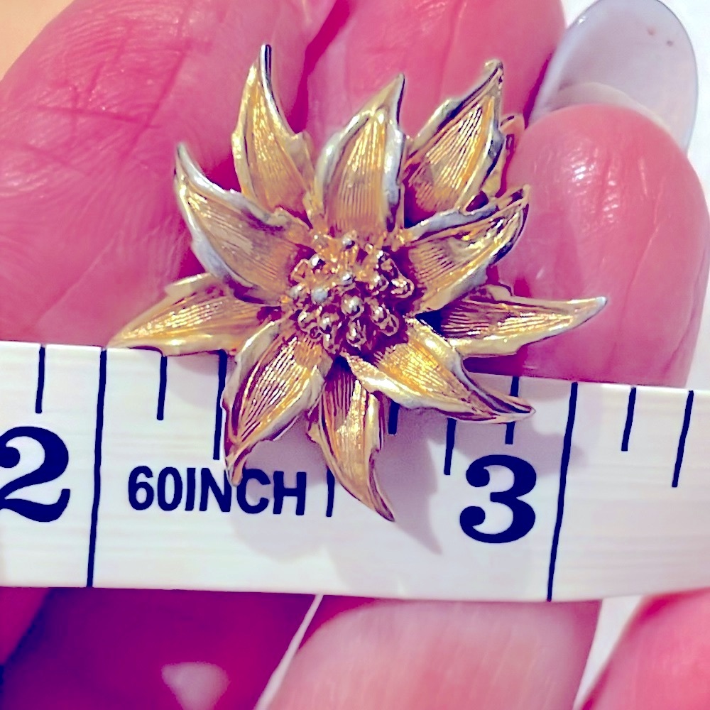 Boucher Gold Flower clip-on earrings - Picture 8 of 8